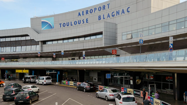 Taxi devant l'aéroport de Blagnac