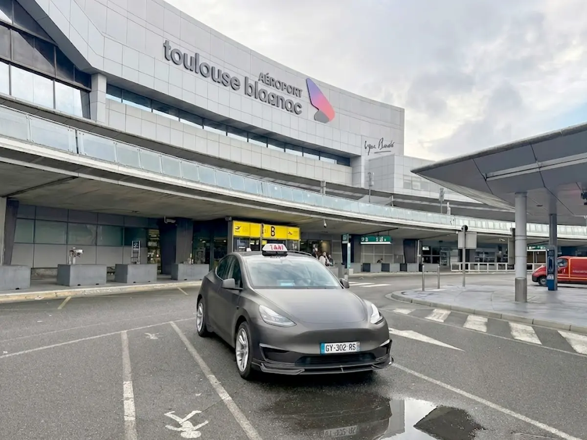 Taxi Le Castéra en Tesla à l'aéroport