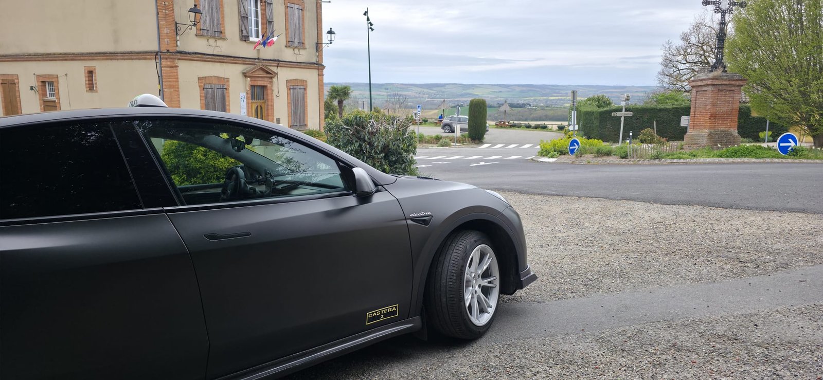 Le véhicule de Taxi Le Castéra devant la mairie